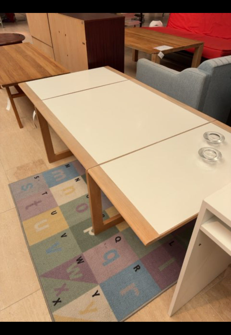 Træfarvet og hvidt sofabord